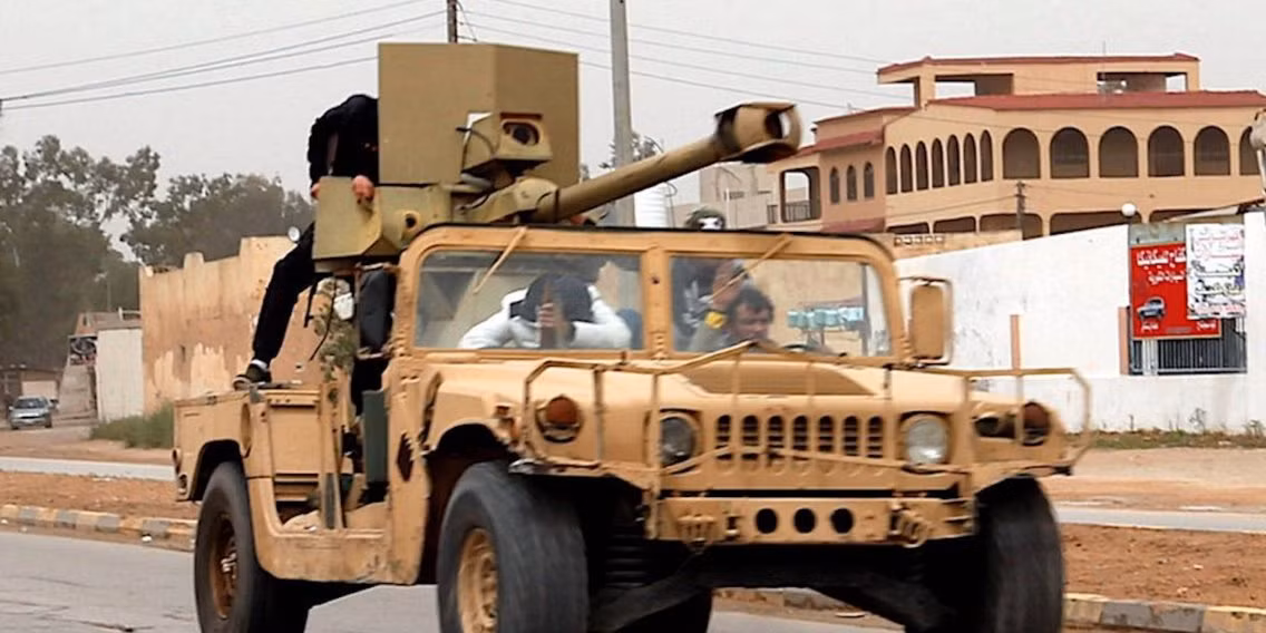 Mới đây, hình ảnh về một chiếc Humvee được trang bị pháo 90mm đã dậy sóng trên truyền thông. Chưa rõ lực lượng trong hình là lực lượng nào nhưng nỗ lực của họ xứng đáng được ghi nhận khi đã biến chiếc Humvee này trở thành pháo tự hành chống tăng. Nguồn ảnh: Twitter.