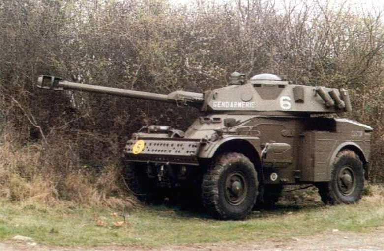 Có trọng lượng tổng cộng chỉ 400 kg, khẩu pháo này cực kỳ ngọn nhẹ và sản sinh ra lực giật cũng chỉ tương đương với 290 kg. Để triệt tiêu lực giật, D921 sử dụng một một xi-lanh thuỷ lực đơn kèm theo hệ thống nhíp triệt tiêu lực. Nguồn ảnh: Defence.