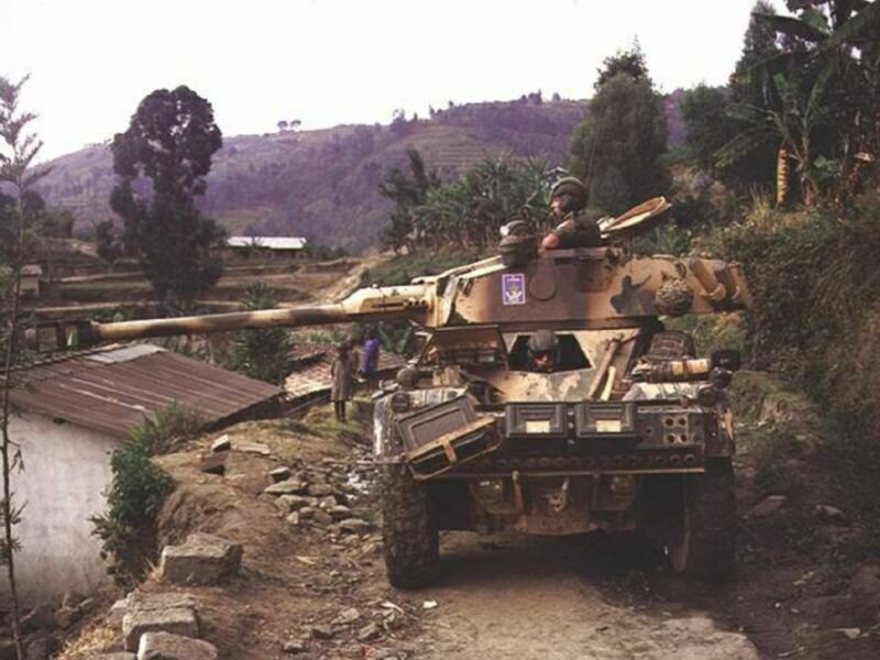 Thiết giáp trinh sát Panhard AML từng được sản xuất hơn 4000 chiếc và hiện vẫn đang phục vụ rải rác trong biên chế quân đội nhiều nước ở khu vực Trung Đông và Bắc Phi. Có lẽ đây chính là nguồn cung cấp pháo D921 cho chiếc Humvee nói trên. Nguồn ảnh: Defence.