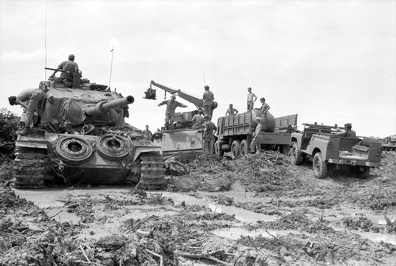 Quân đội Australia và cả New Zealand đều mang đến miền Nam hàng chục đơn vị Centurion bất chấp các cảnh báo của cố vấn quân sự Mỹ về những hạn chế "chết người" của dòng xe tăng này khi phải hoạt động ở địa hình bị chia cắt mạnh như ở Việt Nam. Nguồn ảnh: Historyonline.