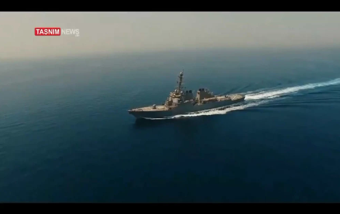 Do đây là vùng biển quốc tế và là không phận quốc tế, các tàu của Mỹ có vẻ không phản ứng gì về việc xuất hiện máy bay không người lái "lạ". Tuy nhiên nếu phía Iran có ý định tấn công, chắc chắn phía Mỹ sẽ không thể phản ứng kịp. Nguồn ảnh: TASNIM.