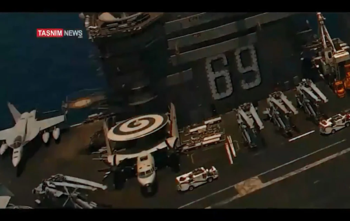 Số thân "69" của tàu sân bay Dwight D. Eisenhower cũng được ghi lại rõ ràng cùng với các máy bay chiến đấu, máy bay cảnh báo sớm và trực thăng trên sàn tàu. Nguồn ảnh: TASNIM.