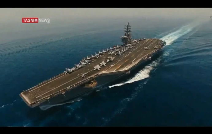 Những hình ảnh thu được cho thấy chiếc máy bay không người lái của Iran đã bay ở độ cao rất thấp, lượn xuống rất gần tàu sân bay USS Dwight D. Eisenhower của Mỹ để ghi hình. Nguồn ảnh: TASNIM.