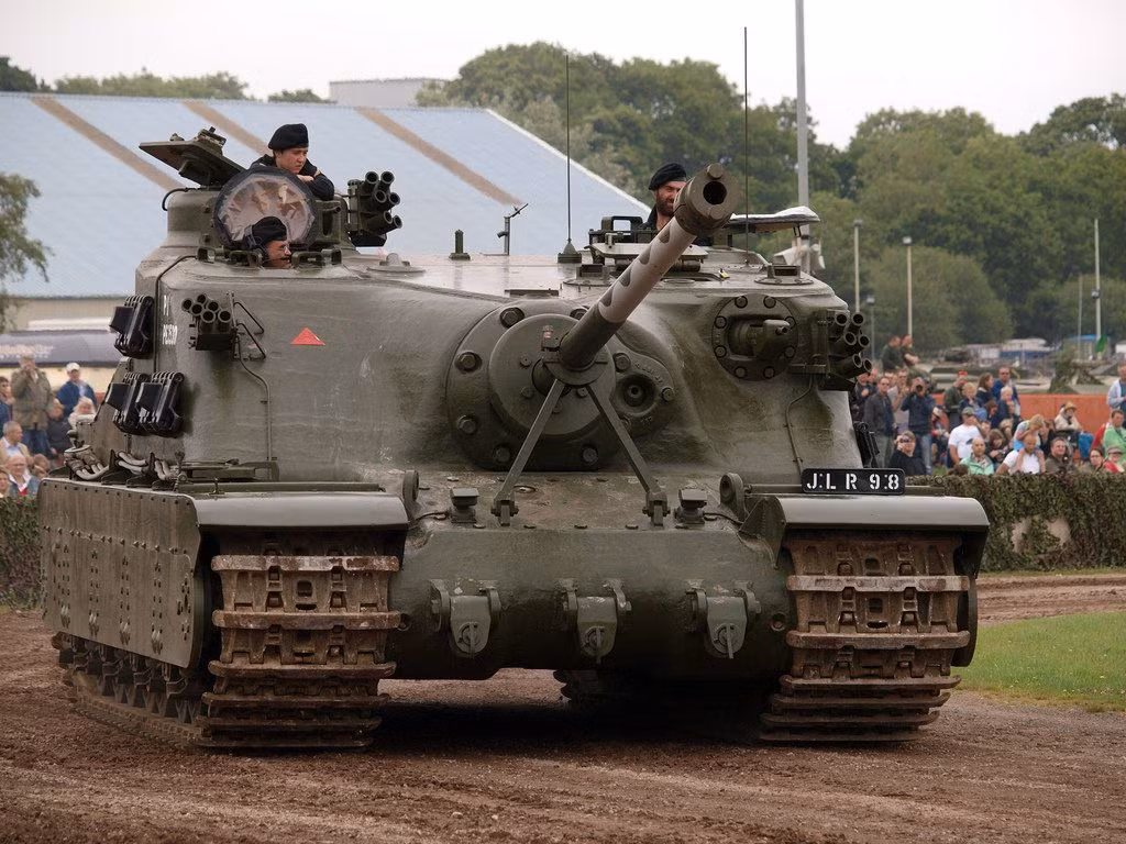 Chưa hết, tầm hoạt động lớn nhất của xe trong điều kiện lý tưởng cũng chỉ là 140 km. Đây là lý do khiến chiếc xe tăng này chỉ hoạt động trong thử nghiệm ở Anh Quốc và thậm chí còn chưa bao giờ được đưa vào tham chiến. Nguồn ảnh: Warhistoryonline.