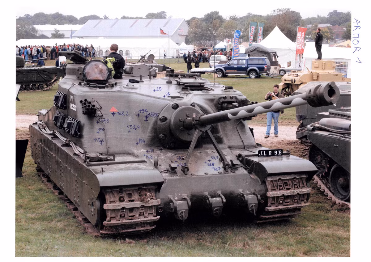 Tổng cộng chỉ có 6 chiếc xe tăng Tortoise được ra đời, tất cả trong số đó đều chỉ được thử nghiệm ở trong nước Anh. Thực tế Anh và ngay cả Mỹ lúc đó đều không có loại tàu vận tải nào đủ khả năng đưa được Tortoise sang châu Âu để có thể tham chiến trên chiến trường được. Nguồn ảnh: Warhistoryonline.