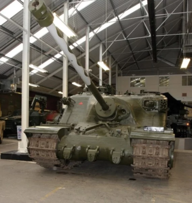 Xe có thiết kế tương tự như dòng AT nhưng lại có giáp trụ nặng hơn nhiều. Hệ thống giáp của Tortoise dày từ 178 tới 228 mm - độ dày đủ để khiến gần như mọi loại vũ khí chống tăng thời điểm xe tăng hạng nặng Tortoise ra đời không thể chạm vào nó. Nguồn ảnh: Warhistoryonline.