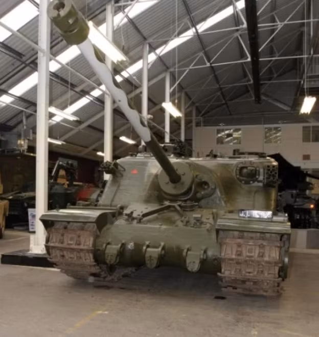 Xe có thiết kế tương tự như dòng AT nhưng lại có giáp trụ nặng hơn nhiều. Hệ thống giáp của Tortoise dày từ 178 tới 228 mm - độ dày đủ để khiến gần như mọi loại vũ khí chống tăng thời điểm xe tăng hạng nặng Tortoise ra đời không thể chạm vào nó. Nguồn ảnh: Warhistoryonline.