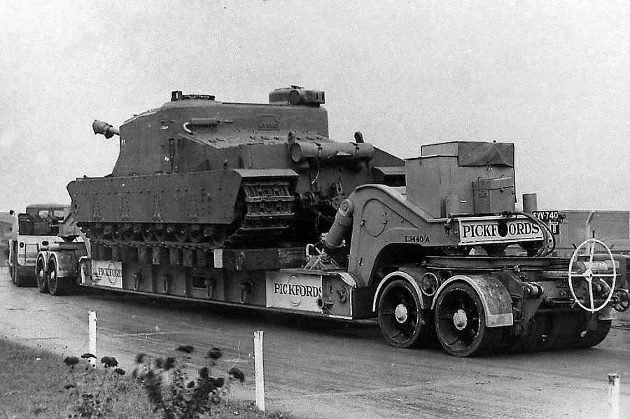 Xe được trang bị thêm hệ thống ba súng máy phụ, mỗi súng có cỡ nòng 7,92mm và được bố trí xung quanh xe, từ nhiều vị trí có thể sử dụng được khẩu súng máy này để áp chế bộ binh địch xung quanh áp sát. Nguồn ảnh: Warhistoryonline.