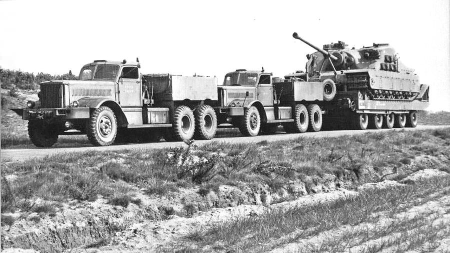 Điều khó hiểu là khẩu pháo của Tortoise chỉ là khẩu pháo 94mm. Không hiều việc vận hành khẩu pháo này khó khăn ra sao mà cần tới hai nạp đạn viên, bản thân viên đạn cỡ 94mm cũng không quá nặng so với các loại đạn pháo hay đạn xe tăng thông thường cùng thời. Nguồn ảnh: Warhistoryonline.