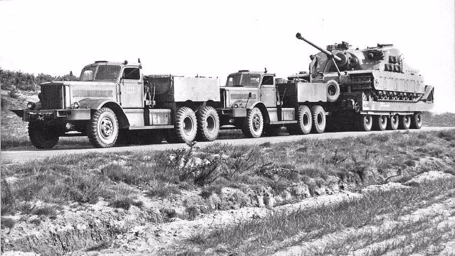 Điều khó hiểu là khẩu pháo của Tortoise chỉ là khẩu pháo 94mm. Không hiều việc vận hành khẩu pháo này khó khăn ra sao mà cần tới hai nạp đạn viên, bản thân viên đạn cỡ 94mm cũng không quá nặng so với các loại đạn pháo hay đạn xe tăng thông thường cùng thời. Nguồn ảnh: Warhistoryonline.