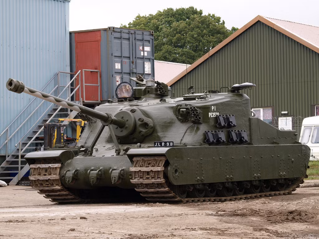 Tới nay, có ba chiếc Tortoise còn tồn tại trong đó có một chiếc trong tình trạng chưa hoàn thiện và phải tới năm 2011 mới được trưng bày, một chiếc khác không có pháo được cất giữ ở Scotland và chiếc cuối được sử dụng làm... mục tiêu bắn thử từ năm 1974. Nguồn ảnh: Warhistoryonline.