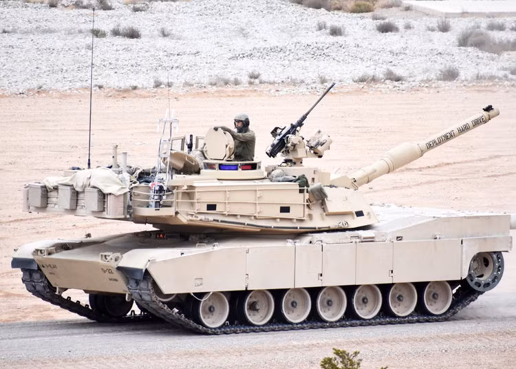 Khi mới ra đời, xe tăng M1 Abrams chỉ sử dụng khẩu pháo cỡ nòng 105mm với chiều dài nòng gấp 52 lần đường kính loại M68 với hoả lực được đánh giá là yếu hơn so với các xe tăng Liên Xô/Nga ra đời cùng thời điểm. Nguồn ảnh: BI.