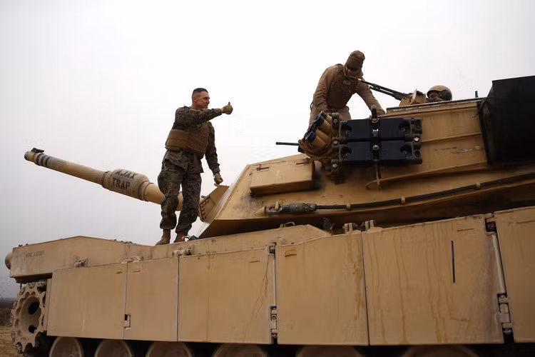 Tuy nhiên ngay sau đó, Quân đội Mỹ đã nâng cấp cỡ nòng của xe tăng Abrams lên 120mm với phiên bản M1A1 và M1A2. Dù dùng cùng một khẩu pháo nòng trơn M256A1, phiên bản xe tăng M1A2 lại có dự trữ đạn nhiều hơn hai viên so với M1A1. Nguồn ảnh: BI.