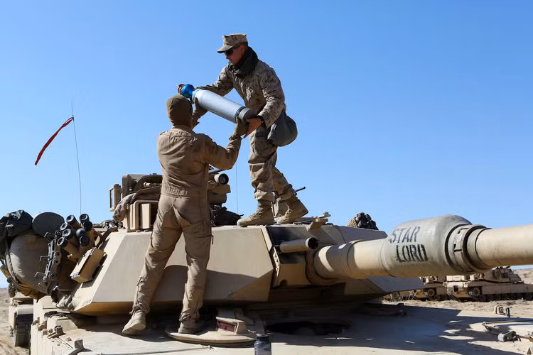 Tuỳ từng phiên bản mà chiều dài của khẩu M256A1 sẽ từ 5,28 mét (gấp 44 lần đường kính nòng) cho tới tối đa 6,6 mét (gấp 55 lần đường kính nòng). Nguồn ảnh: BI.