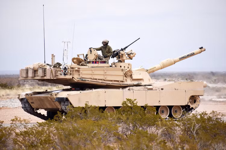Đây là khẩu pháo do... Đức thiết kế và bắt đầu được sử dụng trong biên chế từ năm 1979. Bên cạnh xe tăng Abrams còn có xe tăng Leopard 2 cũng sử dụng loại pháo chính này. Nguồn ảnh: BI.