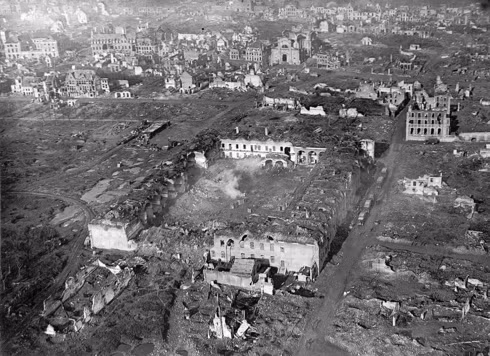 Hậu quả một trận oanh tạc bằng máy bay ném bom ở Ypres, Bỉ chụp từ độ cao hơn 150m.