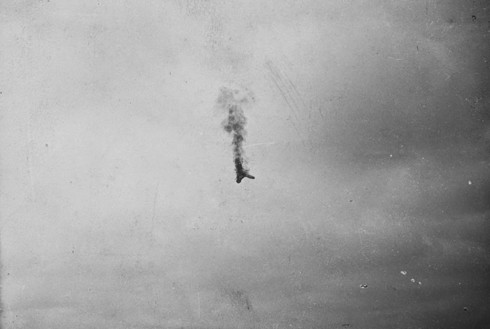 Bức ảnh từ Bảo tàng Quốc gia Thế chiến I ở thành phố Kansas, bang Missouri, Mỹ cho thấy một chiến đấu cơ đang bốc cháy và rơi xuống.