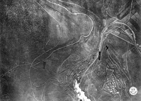 Cảnh tượng Montmedy bị oanh tạc trong khi quân đội Mỹ tiến vào quân khu Meuse-Argonne.