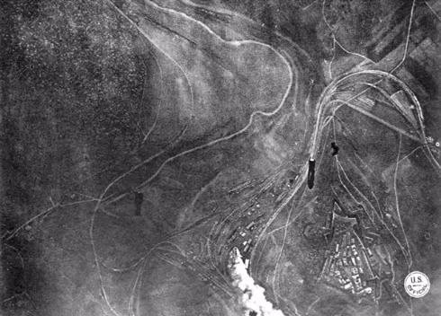 Cảnh tượng Montmedy bị oanh tạc trong khi quân đội Mỹ tiến vào quân khu Meuse-Argonne.