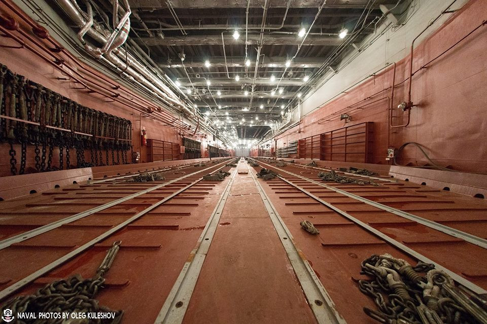 Theo truyền thông Nga đăng tải, tàu đổ bộ Đề án 11711 có khả năng mang theo tối đa 13 xe tăng chủ lực hoặc 36 xe bọc thép chở quân cùng 300 lính thuỷ đánh bộ Nga. Nguồn ảnh: Oleg.