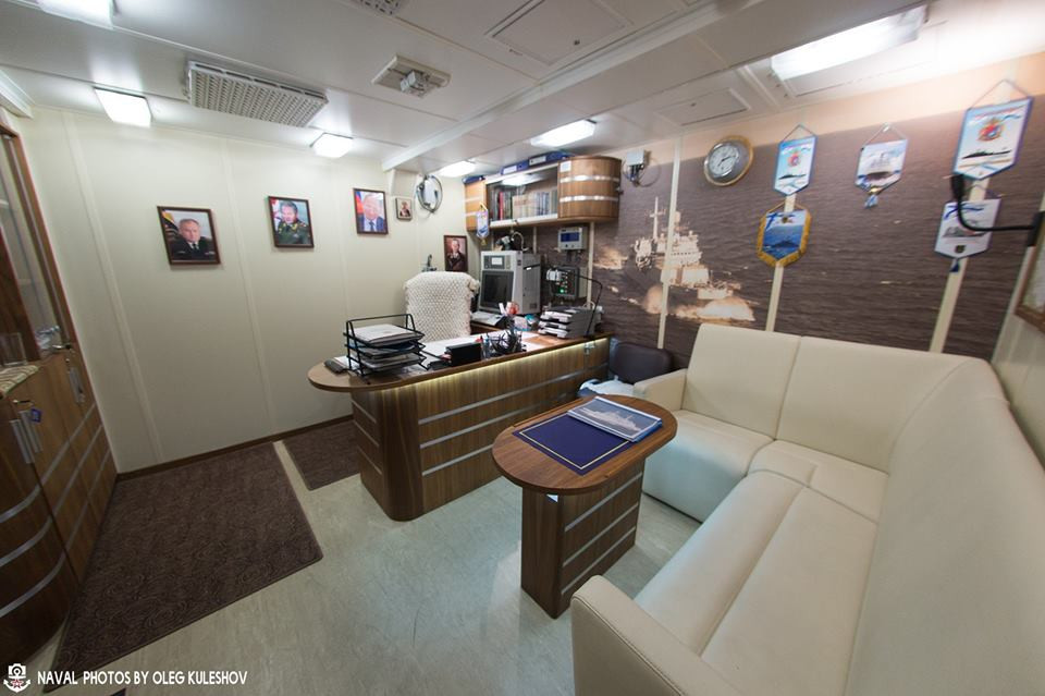 Phòng của thuyền trưởng có diện tích lớn cùng với một bộ sopa làm việc cỡ to. Nguồn ảnh: Oleg.