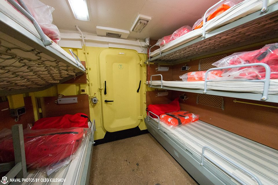 Khoang ngủ của thuỷ thủ với các giường tầng và không gian có phần khá chật chội. Nguồn ảnh: Oleg.