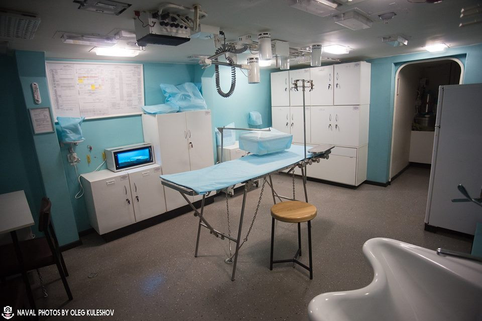 Bên trong tàu tất nhiên có cả một phòng phẫu thuật. Nguồn ảnh: Oleg.