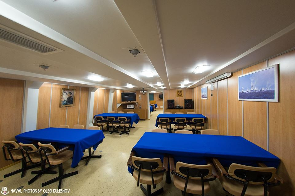 Bên trong nhà ăn của tàu - tàu đổ bộ Ivan Gren có biên chế đầy đủ khoảng hơn 100 thuỷ thủ đoàn. Nguồn ảnh: Oleg.