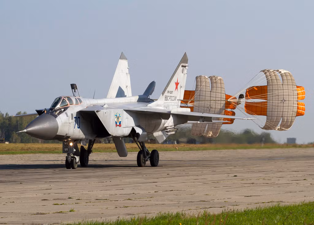 Theo nhiều chuyên gia, rất có thể cả hai chiếc MiG-31 tham gia diễn tập hoặc thậm chí mọi chiếc tiêm kích đánh chặn MiG-31 đều có ít nhất hai lỗi. Lỗi thứ nhất ở hệ thống radar không phân biệt được bạn - thù và lỗi thứ hai là ở hệ thống thông tin liên lạc, không cung cấp đủ thông tin cho các máy bay cùng phe. Nguồn ảnh: Defence.