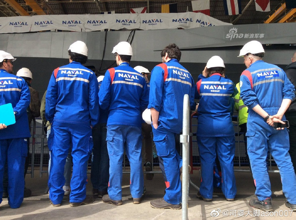 Tàu có thiết kế với hai trục dẫn động cùng hệ thống điều hướng bằng chân vịt. Tốc độ tối đa của FREMM phiên bản đóng cho Pháp vào khoảng 27 hải lý giờ tương đương 50 km/h trong khi đó phiên bản đóng cho Italia là 30 hải lý giờ tương đương 56 km/h. Nguồn ảnh: Sina.