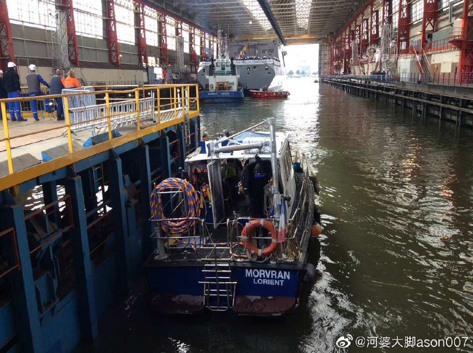 FREMM là loại khinh hạm nhưng cũng có thể được coi là khu trục hạm do nó có độ giãn nước xấp xỉ 7000 tấn. Chiều dài của loại khinh hạm này là 142 mét, lườn rộng 20 mét và mớm nước tối đa 5,1 mét. Nguồn ảnh: Sina.