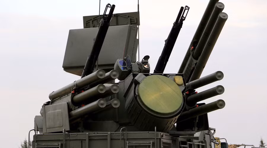 Theo thông cáo báo chí được phát đi sau đó, Pantsir-SM đã bắt được mục tiêu ở khoảng cách tối đa 75 km và khoảng cách khoá mục tiêu của tổ hợp phòng không Pantsir-SM cũng đã được cải thiện đáng kể lên tới 40 km - gấp đôi so với khoảng cách bắt bám mục tiêu của Pantsir-S1. Nguồn ảnh: Armyrecognition.