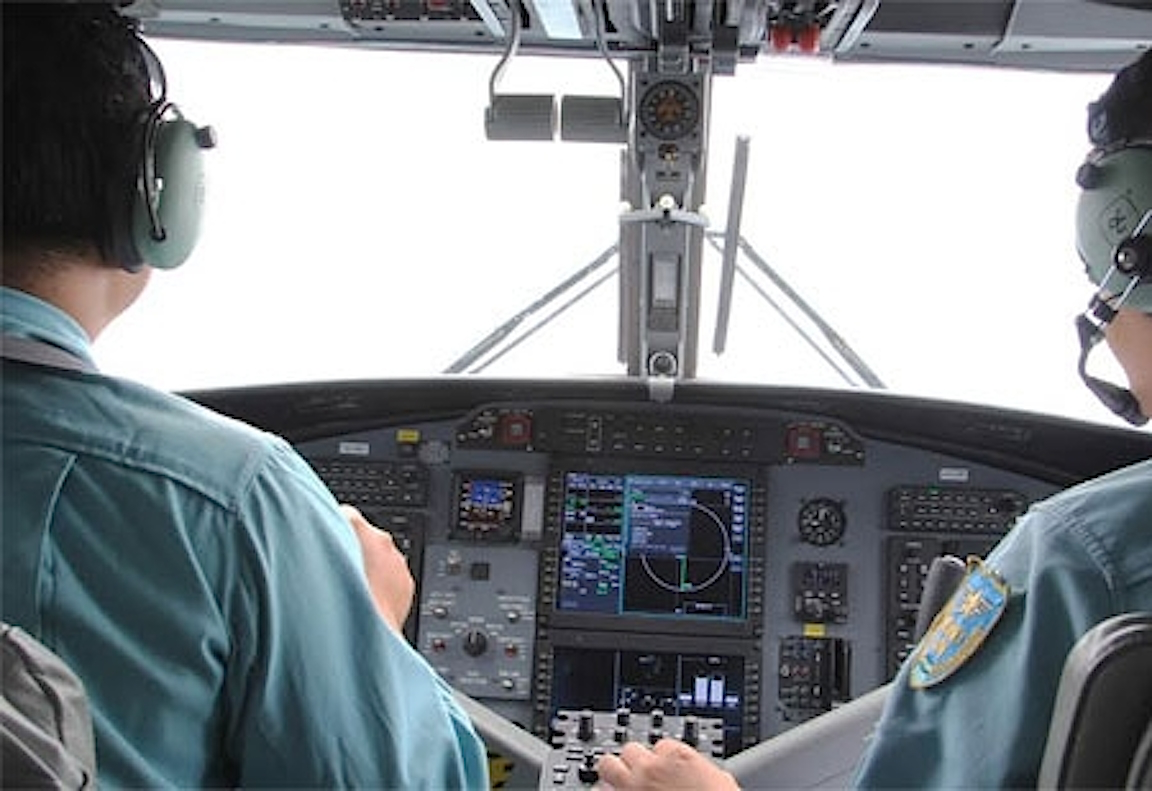 Khoang lái hiện đại của DHC-6-400. Do là phiên bản mới được sản xuất từ năm 2008 tới nay nên chiếc máy bay tuổi đời nửa thế kỷ này đã được trang bị những công nghệ dẫn đường, hiển thị thông số hiện đại bậc nhất. Nguồn ảnh: QDND.