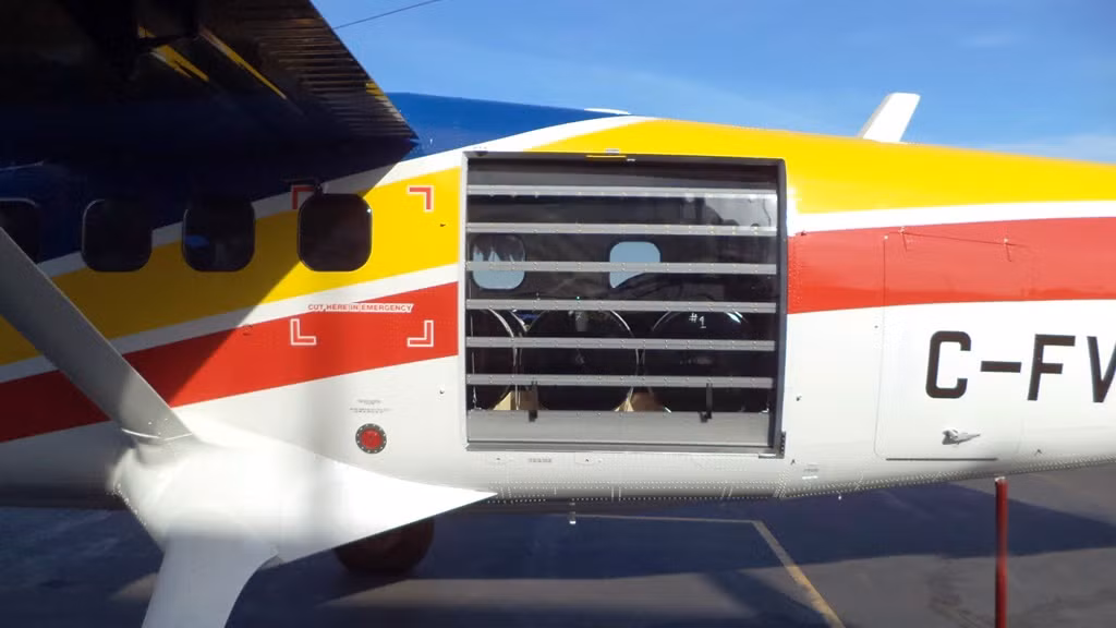 Cửa hông của DHC-6 có thể mở ra ngay khi chiếc phi cơ này đang bay để triển khai thiết bị định vị thuỷ âm hoặc thuỷ lôi xuống mặt nước một cách nhanh chóng. Nguồn ảnh: Jetphoto.