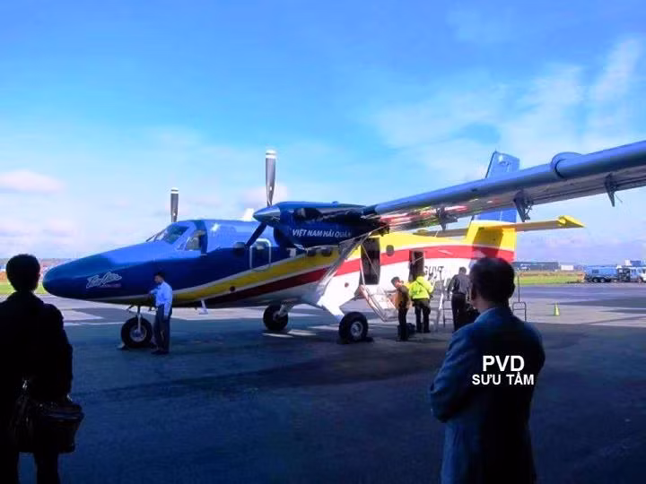 Tầm bay tối đa của DHC-6-400 lên tới 1480 km hoặc 7 tiếng bay liên tục tuỳ thuộc điều kiện nào đến trước. Kèm theo đó là trần bay 7620 mét so với mực nước biển và tiêu thụ 212 kg nhiên liệu mỗi tiếng ở tốc độ 270 km/h - tốc độ tiết kiệm nhiên liệu nhất. Nguồn ảnh: PVD.