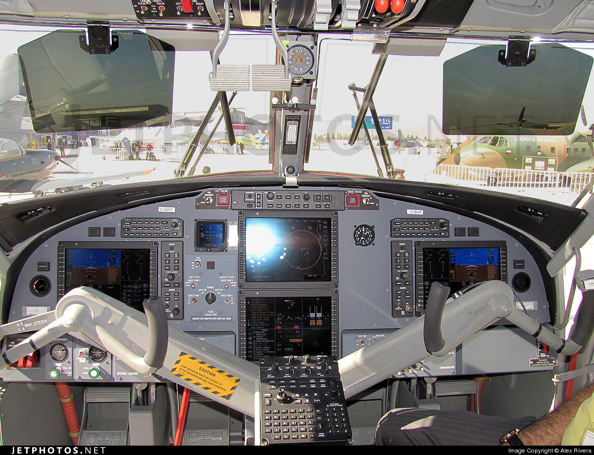 Toàn bộ khoang lái là bốn màn hình hiển thị cỡ lớn, toàn bộ các đồng hồ hiển thị cơ trước đây đều được chuyển sang hiển thị điện tử trên màn hình này. Nguồn ảnh: Jetphoto.