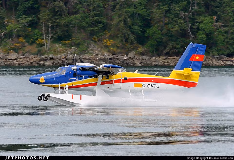 Trong những ngày Bão số 9 Molave đổ bộ vào nhiều tỉnh miền Trung gây ra hậu quả nghiêm trọng, quân đội, cụ thể là Không quân Hải quân Việt Nam đã sử dụng đến thủy phi cơ để ứng cứu, tìm kiếm ngư dân gặp nạn trên biển. Loại thuỷ phi cơ Không quân Hải quân Việt Nam sử dụng có cái tên đầy đủ là de Havilland Canada DHC-6 Twin Otter, tên thương mại khi được giao bán trên thị trường là Viking Air DHC-6 Twin Otter và tên ngắn gọn thường được gọi là DHC-6. Nguồn ảnh: Jetphoto.