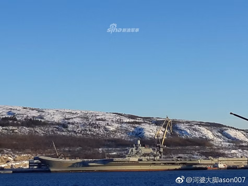Hiện tại tàu sân bay Kuznetsov đang được sửa chữa tại Nhà máy Sửa chữa Tàu biển ở Murmansk. Nguồn ảnh: Sina.