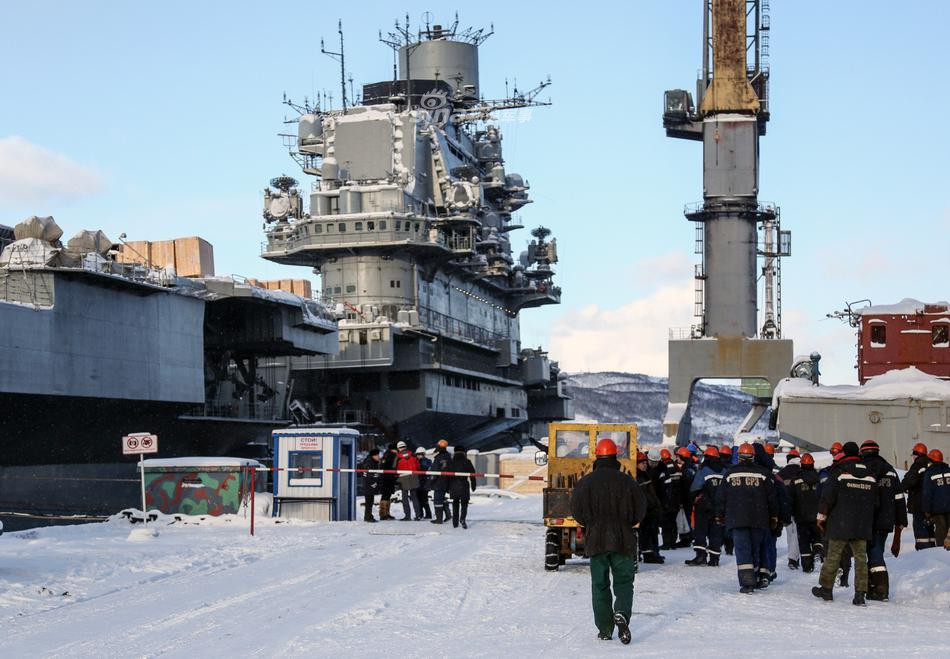 Tàu sân bay Kuznetsov tới nay đã nằm cảng sửa chữa được gần hai năm nhưng tiến triển rất chậm và vẫn chưa rõ bao giờ tàu sân bay này mới có thể quay trở lại được với biển. Nguồn ảnh: Sina.