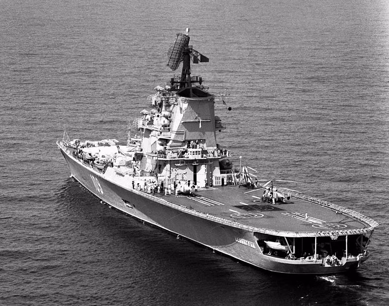 Các tàu sân bay lớp Moskva mang theo được tối đa 32 máy bay các loại trong đó bao gồm 12 máy bay Yak-38M - loại chiến đấu cơ đầu tiên và duy nhất của Liên Xô/Nga có khả năng cất - hạ cánh thẳng đứng. Nguồn ảnh: Englishrussia.