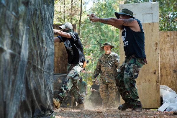 Vậy nên các nhóm dân phòng Mỹ hoàn toàn không đồng bộ về trang thiết bị, quân phục, quân trang hay vũ khí. Nguồn ảnh: Newyorktimes.