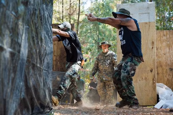 Vậy nên các nhóm dân phòng Mỹ hoàn toàn không đồng bộ về trang thiết bị, quân phục, quân trang hay vũ khí. Nguồn ảnh: Newyorktimes.