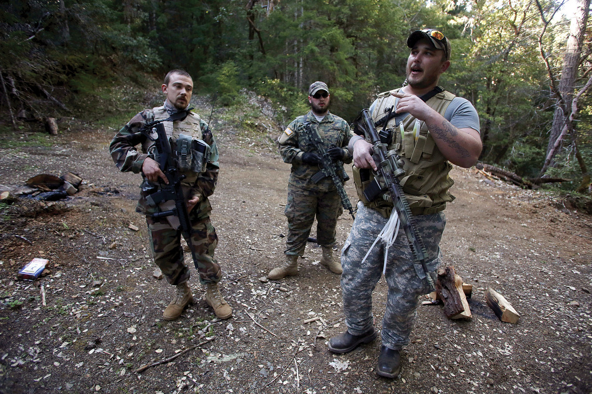 Dân quân tự vệ Mỹ với quân phục "mỗi người một vẻ" tuỳ theo sở thích và điều kiện của mỗi người. Nguồn ảnh: Newyorktimes.