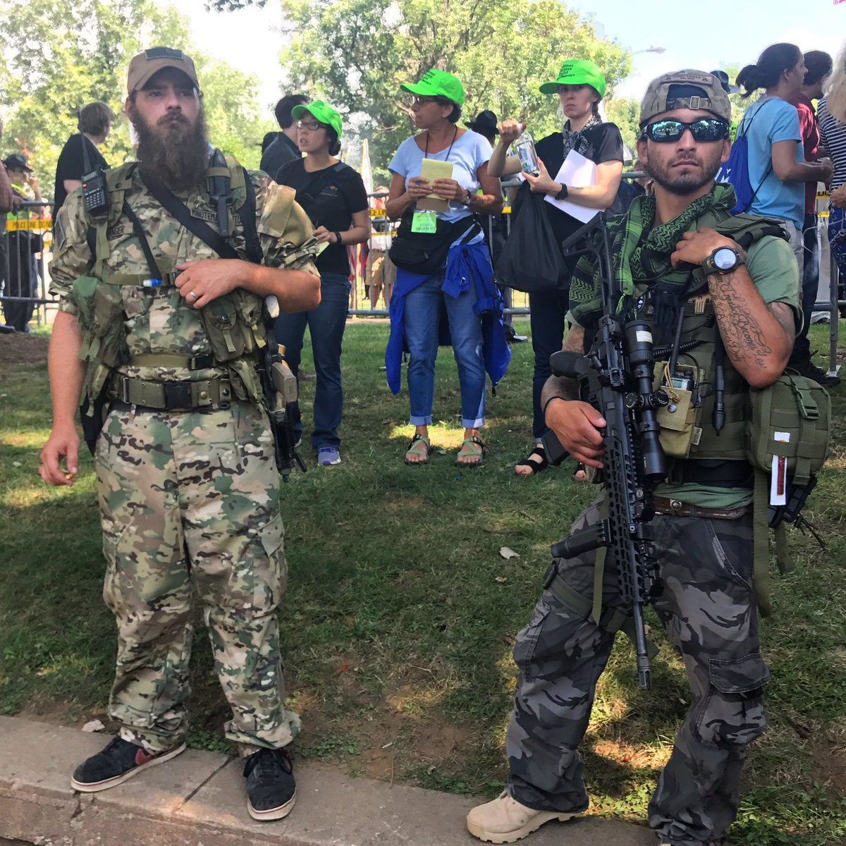 Tất nhiên, do chỉ là một tổ chức bán vũ trang, dân phòng Mỹ không có đồng phục, trang bị cũng gần như hoàn toàn là của cá nhân tự trang bị. Nguồn ảnh: Newyorktimes.