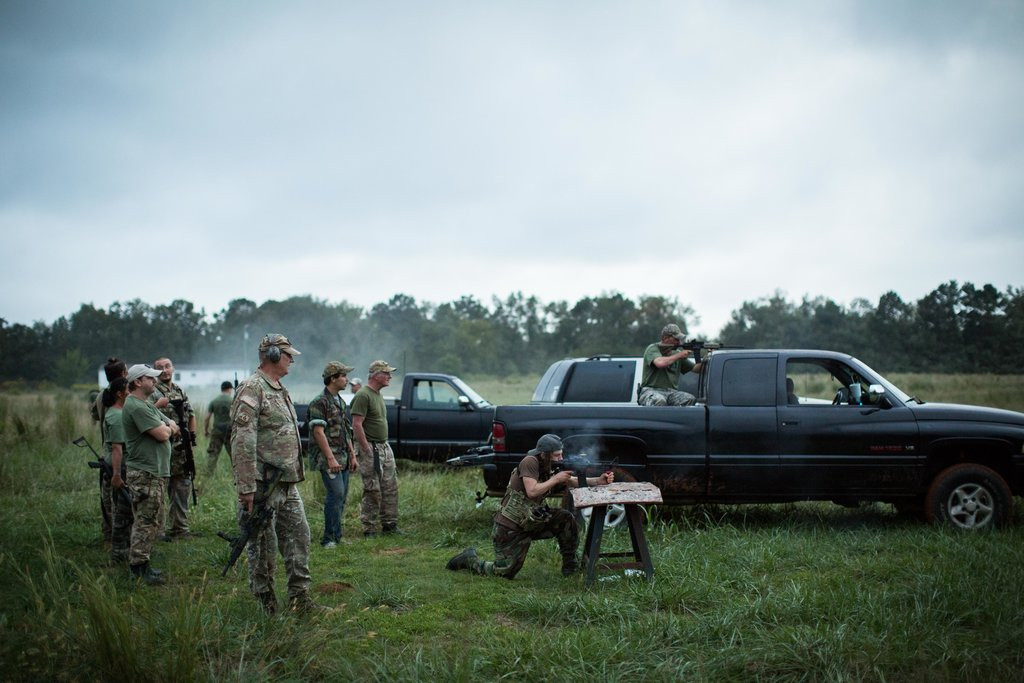 Các hoạt động bắn súng bằng đạn thật được tổ chức rất rộng rãi tại nhiều khu vực được cho phép hoặc trong phần đất sở hữu tư nhân của các thành viên thuộc dân quân tự vệ. Nguồn ảnh: Newyorktimes.