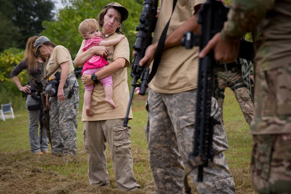 Trẻ em Mỹ được đưa tới những buổi cắm trại của dân quân tự vệ Mỹ cùng gia đình mình. Nguồn ảnh: Newyorktimes.