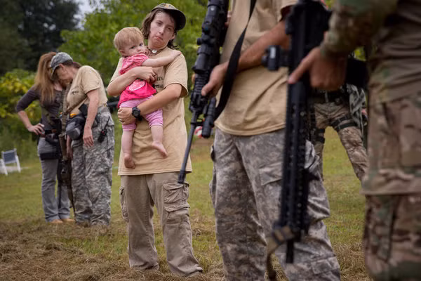 Trẻ em Mỹ được đưa tới những buổi cắm trại của dân quân tự vệ Mỹ cùng gia đình mình. Nguồn ảnh: Newyorktimes.