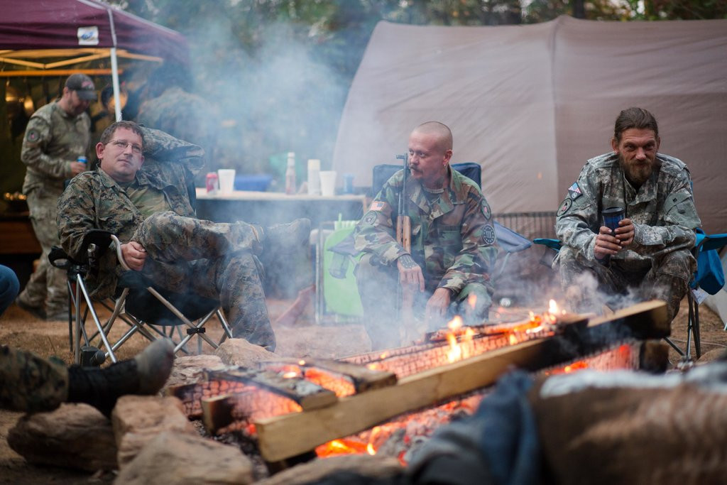 Là một quốc gia cho phép sở hữu vũ khí cá nhân, Hiến pháp Mỹ nêu rõ mục đích của việc sở hữu vũ khí cá nhân không chỉ để bảo vệ tổ quốc khi cần mà còn để người dân có đủ trang bị để lật đổ chính quyền khi chính quyền đó không còn là một chính quyền hợp pháp hoặc đi ngược lại với Hiến pháp Mỹ. Nguồn ảnh: Newyorktimes.