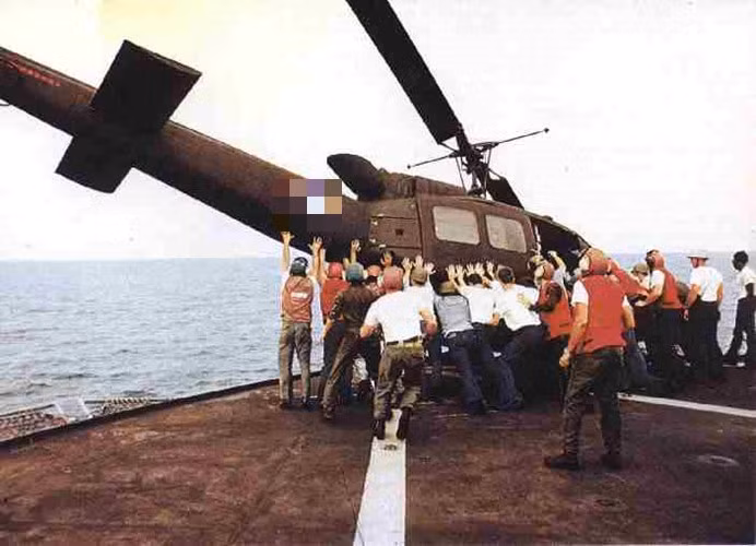 Mọi kế hoạch, hành động và âm mưu trước đó từng được Mỹ sử dụng để "rút lui trong danh dự" khỏi Chiến tranh Việt Nam giờ đây đã không còn, thay vào đó là hình ảnh hỗn loạn, tan tác. Nguồn ảnh: CBS.