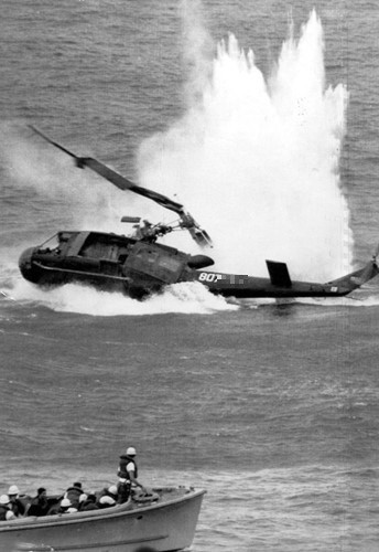 Thậm chí hàng triệu USD tiền mặt được Mỹ cất tại Đại Sứ Quán Mỹ ở Sài Gòn đã không thể di tản được vì mọi máy bay đều ưu tiên trở người. Kết quả là Thuỷ quân Lục chiến Mỹ đã phải đốt toàn bộ số tiền này trước khi rút lui chuyến cuối cùng vào sáng sớm ngày 30/4/1975 - ít tiếng trước khi xe tăng của Quân Giải phóng tiến vào Dinh Độc Lập. Nguồn ảnh: CBS.